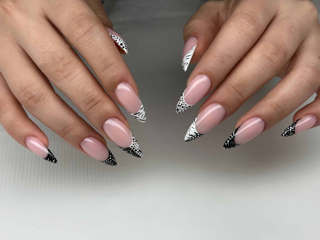 Manikura s ružičastim lakom i crno-bijelim nail art detaljima u salonu Darling